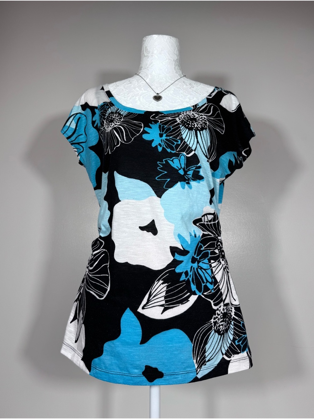 New York & Company Black, White & Blue Floral Scoop Neck Top